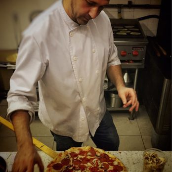 Cugini's Pizza Café - Pizza Near Me - Beaconsfield, Quebec Cugini's Pizza Café - Pizza Near Me - Beaconsfield, Quebec