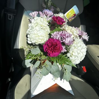 Periwinkle Florist - $90 "deluxe" with same amount of flowers as display photo - Florists Near Me - Cary, Illinois Periwinkle Florist - $90 "deluxe" with same amount of flowers as display photo - Florists Near Me - Cary, Illinois