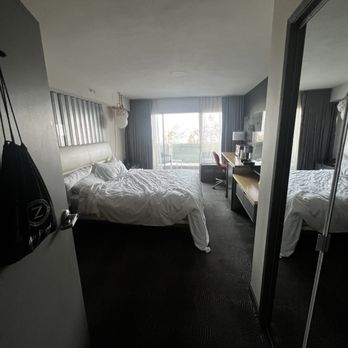 Hotel Zephyr - Premium bay view room - Hotels Near Me - San Francisco, California