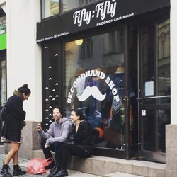 Clochard9.2 - Vintage store - View from the street