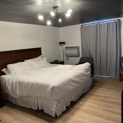 Shaheen's Adirondack Inn - Large bedroom, newly remodeled. Four different lighting options. Mini fridge, microwave, wall AC unit.