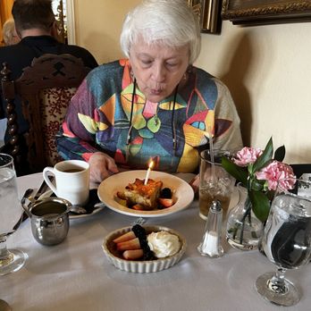The Sanford House Inn - Birthday girl - Hotels Near Me - Arlington, Texas The Sanford House Inn - Birthday girl - Hotels Near Me - Arlington, Texas