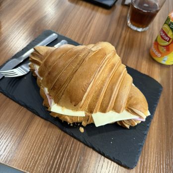 Croissant Gigante - Bistros Near Me - Lisbon, 11 Croissant Gigante - Bistros Near Me - Lisbon, 11