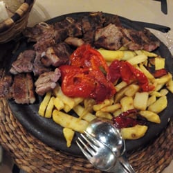 Tierra Astur - Costillas de ternera con patatas y pimientos a la parrilla