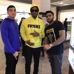 Street Talk - Future   Brought his phone to repair !