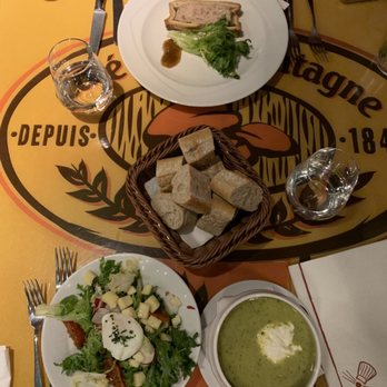 Bistrot Chez Rémy - Mixed green salad, courgette/zucchini soup, and duck pate - French Near Me - Chessy, 77 Bistrot Chez Rémy - Mixed green salad, courgette/zucchini soup, and duck pate - French Near Me - Chessy, 77