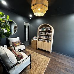 Debra's Enchanted - Waiting room (1)