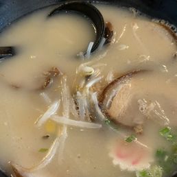 Tonkotsu Ramen 豚⾻拉⾯ Tonkotsu Ramen 豚⾻拉⾯