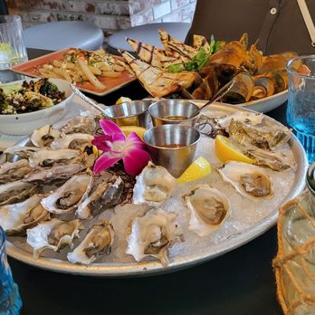 Herringbone Waikiki - Three Buck Shuck ($3 oysters - $72 for all), Mussels Tikka Masala - Seafood Near Me - Honolulu, Hawaii