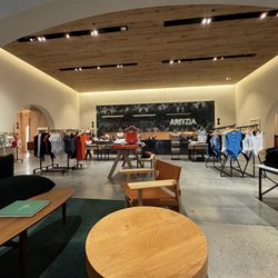 Aritzia - Inside