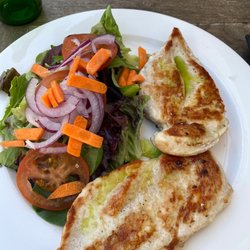 Es Pont - Grilled chicken breast with salad