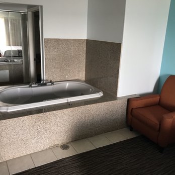 Pacifica Beach Hotel - Jacuzzi tub and outdated chair. - Hotels Near Me - Pacifica, California