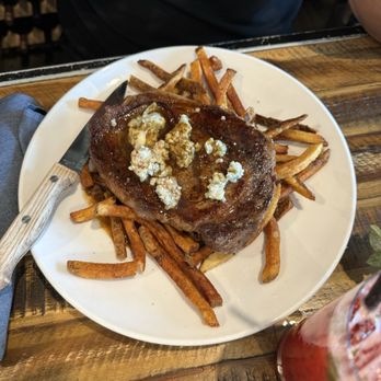 Trellis - steak frites - Wine Bars Near Me - Dundee, Oregon