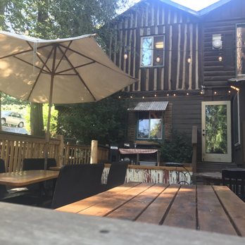 LouEddie's Pizza - Outside patio dining area - Pizza Near Me - Skyforest, California