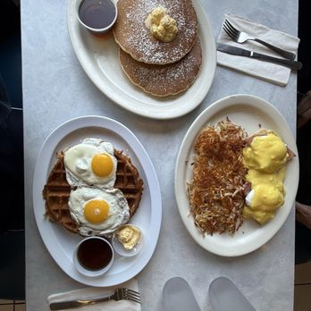 Blue Moon Diner - Eggs Benedict, Pancakes, Stuffed Waffle - American Near Me - Beaverton, Oregon