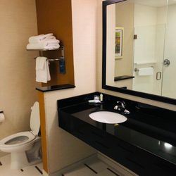 Fairfield by Marriott Inn & Suites Quantico Stafford - Clean restroom