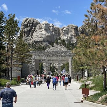 Mount Rushmore National Memorial - Entrance to the National Monument - Landmarks & Historical Buildings Near Me - Keystone, South Dakota Mount Rushmore National Memorial - Entrance to the National Monument - Landmarks & Historical Buildings Near Me - Keystone, South Dakota