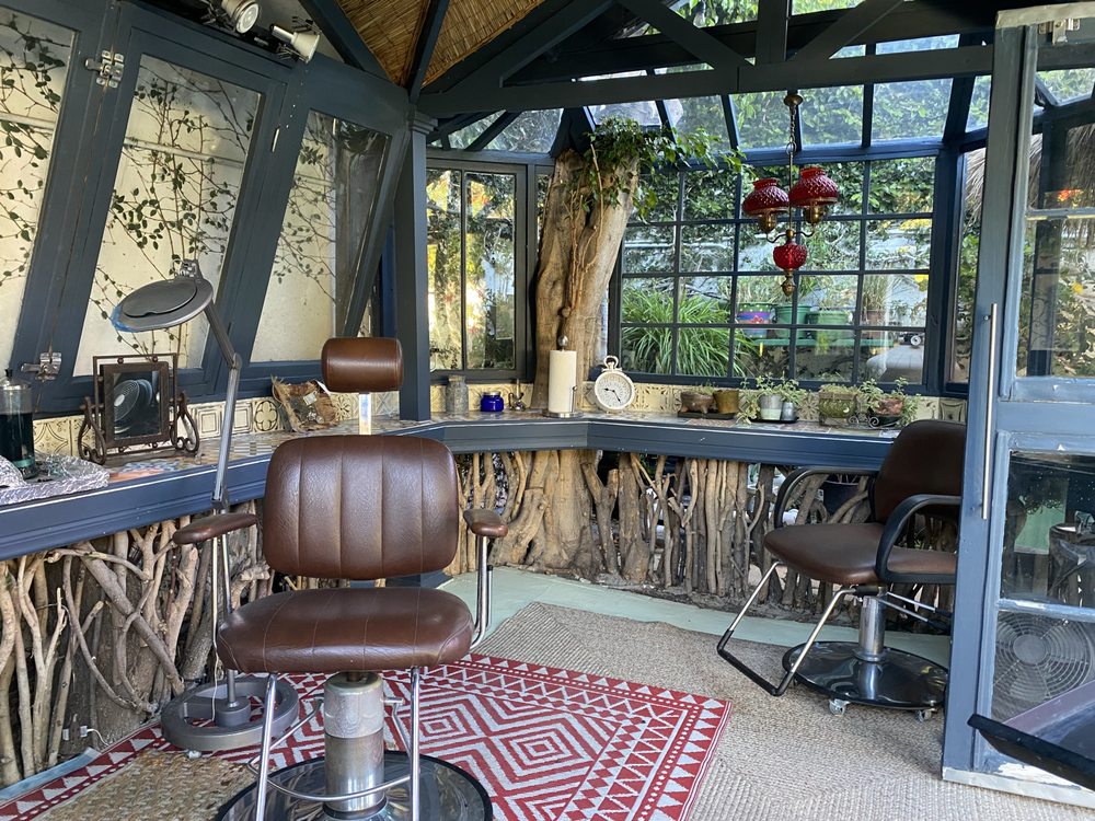 Tova's Spa and Gardens Logo