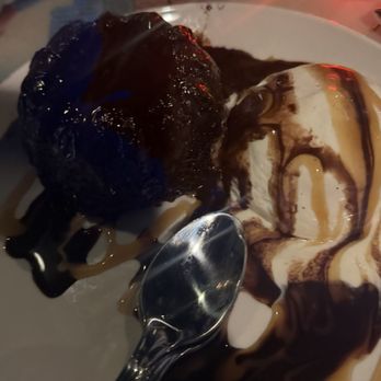 Margaritaville - Destin - Chocolate Bundt cake with ice cream. - American Near Me - Destin, Florida Margaritaville - Destin - Chocolate Bundt cake with ice cream. - American Near Me - Destin, Florida