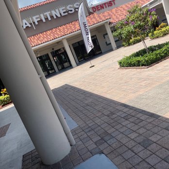 LA Fitness - A run dow gym. No one re stacks the weights. People at the front are non existent. Missing weights all over the gym. - Gyms Near Me - Miami, Florida