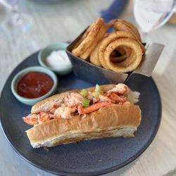 Grill & Vine - Lobster roll with onion rings