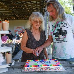 Deer Ridge Camping Resort - Pat and Scott cutting cake