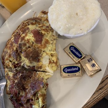 Roasters 'N Toasters - Pinecrest - Pastrami Bacon omelet with grits - Bagels Near Me - Miami, Florida