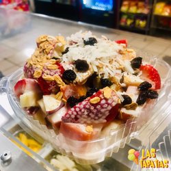 Neveria and Antojitos Las Tapatias - Bionicos con crema casera