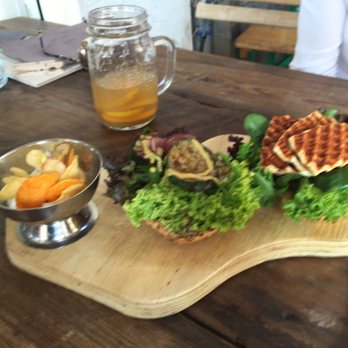 Café Lux - Halumisandwich lecker - Cafes Near Me - Berlin, BE