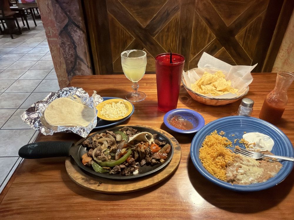 El Canelo Mexican Restaurant Logo
