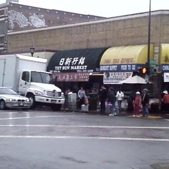 Yet Sun Market - people waiting to cross the street - Farmers Market Near Me - Oakland, California Yet Sun Market - people waiting to cross the street - Farmers Market Near Me - Oakland, California
