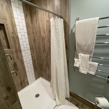 SevenOaks - Shower - Bed & Breakfast Near Me - Lake Geneva, Wisconsin