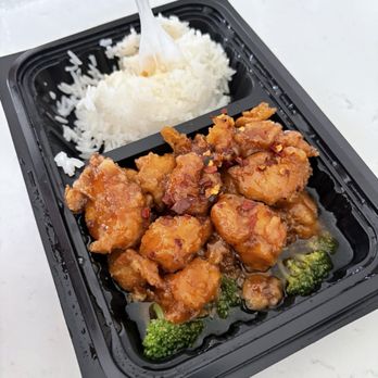 Pad Thai - General Tso's Chicken - Thai Near Me - Saint Louis, Missouri