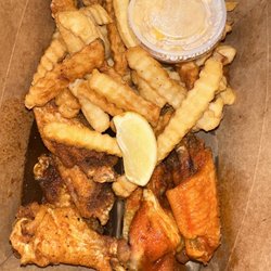 No Name Chicken - 8 Wings with Fries