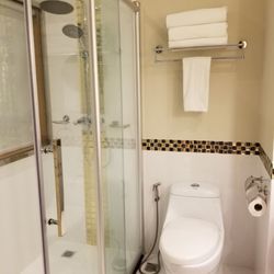 Holiday Inn Baguio City Centre - Bathroom