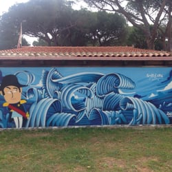 Minimarket in Pineta - Il retro del minimarket con il graffito dedicato a Napoleone