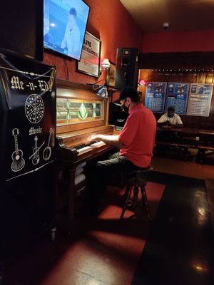 Me-n-Ed's Pizza Parlor by null