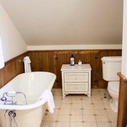 Debourge Guesthouse - Bright Star Bathroom