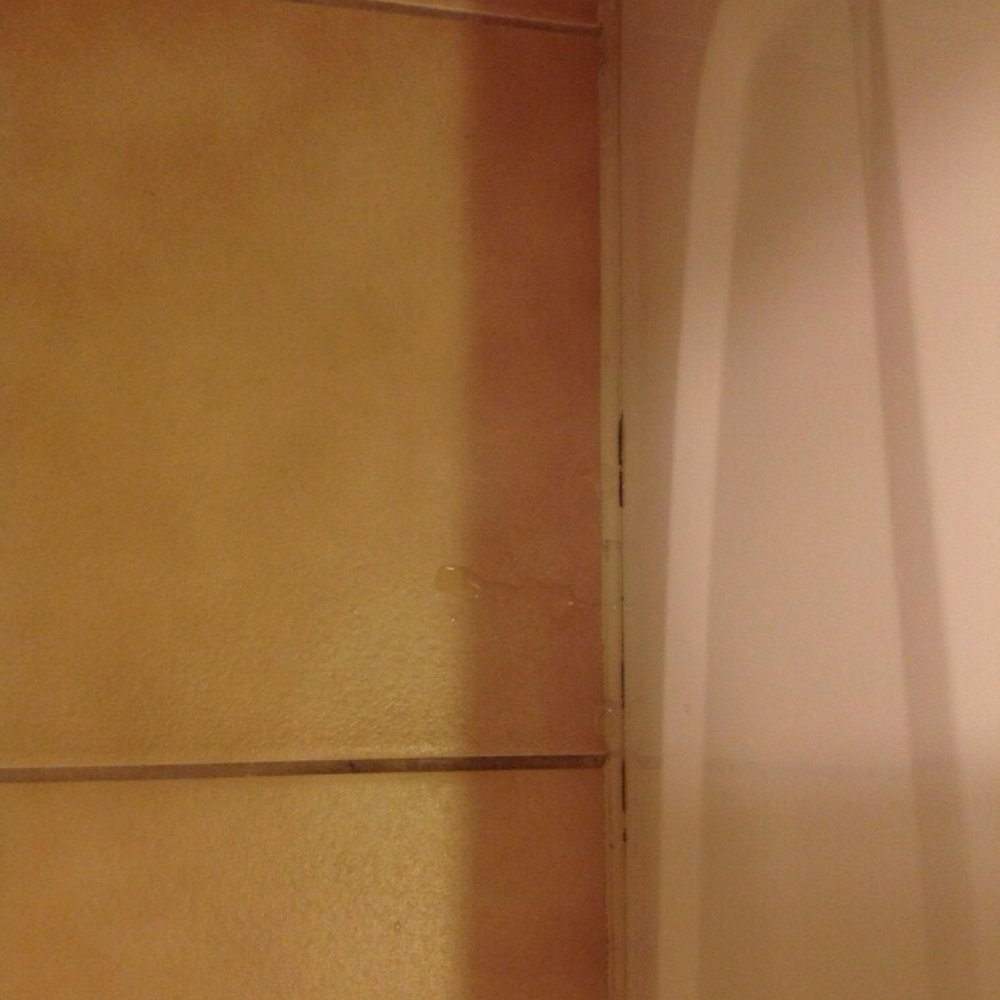 Chicago Marriott Midway - Caulking around tub. - Hotels Near Me - Chicago, Illinois Chicago Marriott Midway - Caulking around tub. - Hotels Near Me - Chicago, Illinois