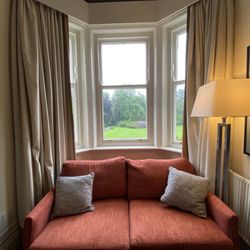 Preston Marriott Hotel - Bay window with clean couch