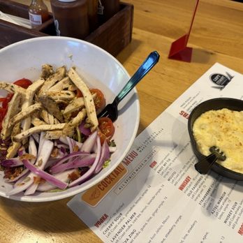 Left Coast Brewing - Salad with chicken, Mac n Cheese side - Barbeque Near Me - Irvine, California