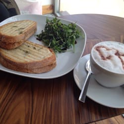 Sezon - Kanapka na ciepło: kurczak z pesto oraz cappuccino