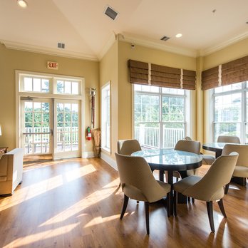 The Point at Pine Ridge - A spacious lounge and outdoor patio to enjoy - Apartments Near Me - Coram, New York