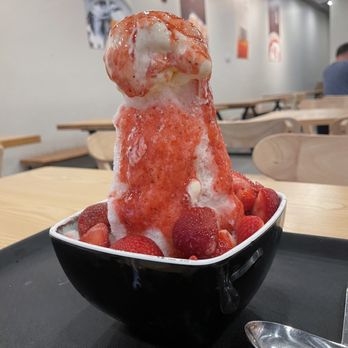 Meet Fresh - Strawberry Milk Shaved Ice - Medium Size - Desserts Near Me - Chandler, Arizona