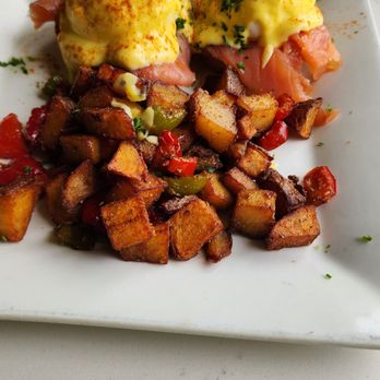 Bru's Wiffle - Eggs Benedict with smoked salmon with potatoes - Breakfast & Brunch Near Me - Santa Monica, California