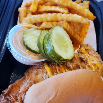 Dave's Hot Chicken - No spice slider with fries - Chicken Shop Near Me - Sparks, Nevada