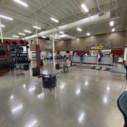 Les Schwab Tire Center - Spacious waiting area