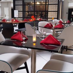 Red Oak Craft Bar and Rotisserie - Central atrium