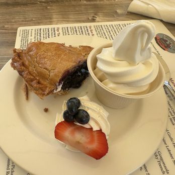 Stewman's Lobster Pound - Blueberry pie - Seafood Near Me - Bar Harbor, Maine