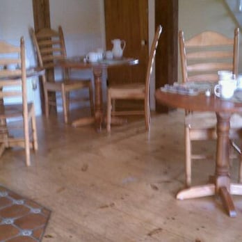 Yellow Farmhouse Inn - breakfast area. - Hotels Near Me - Waitsfield, Vermont Yellow Farmhouse Inn - breakfast area. - Hotels Near Me - Waitsfield, Vermont
